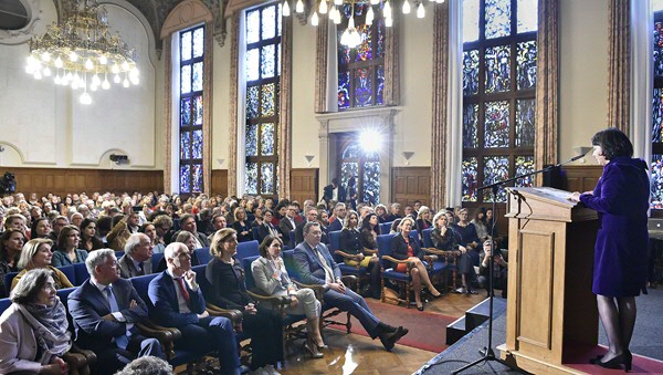Een volle Aula in het Academiegebouw