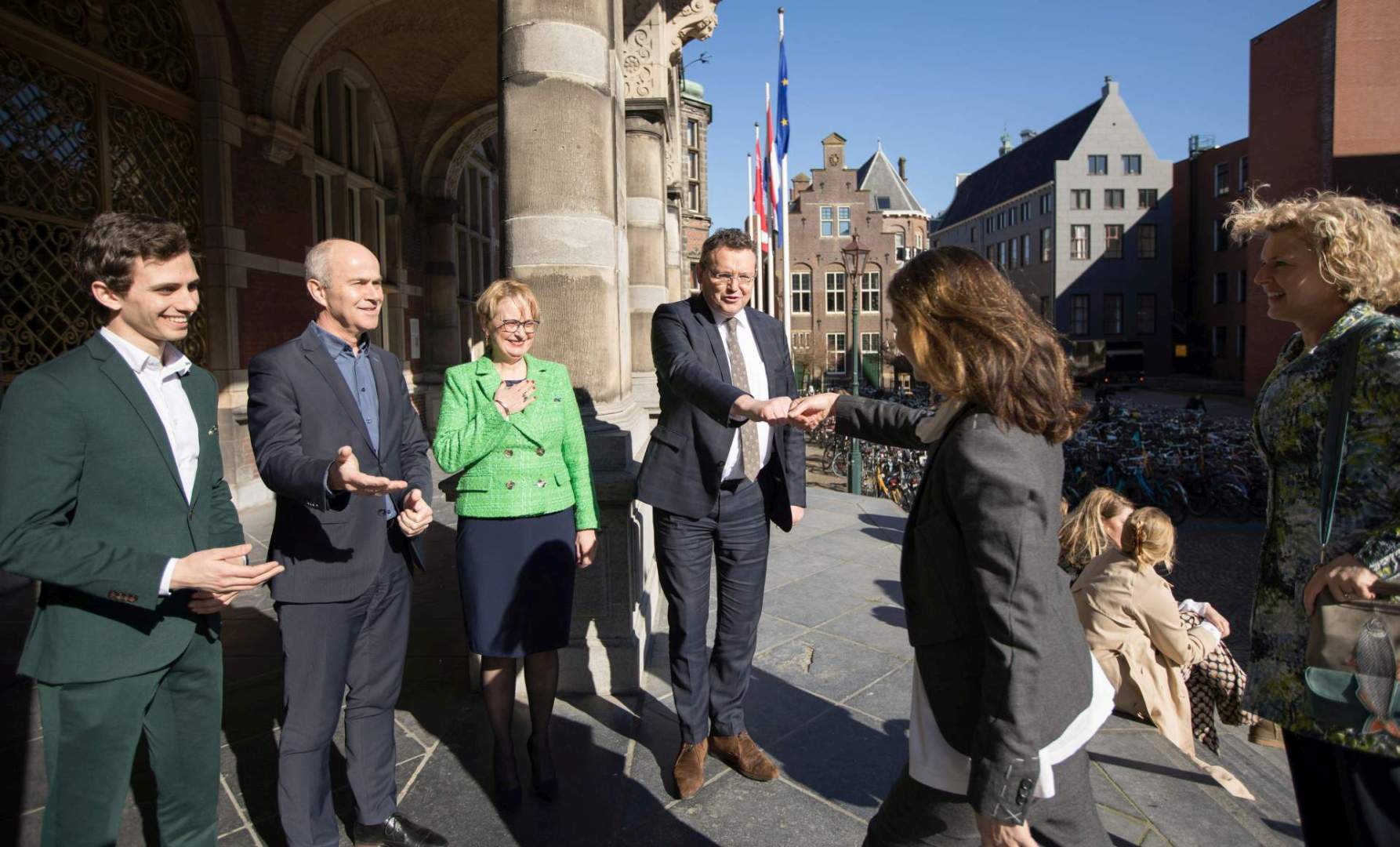 Rebecca Gomperts wordt welkom geheten door het CvB bij het AcademiegebouwWelcome to Rebbecca Gomperts by the board at the Academy Building