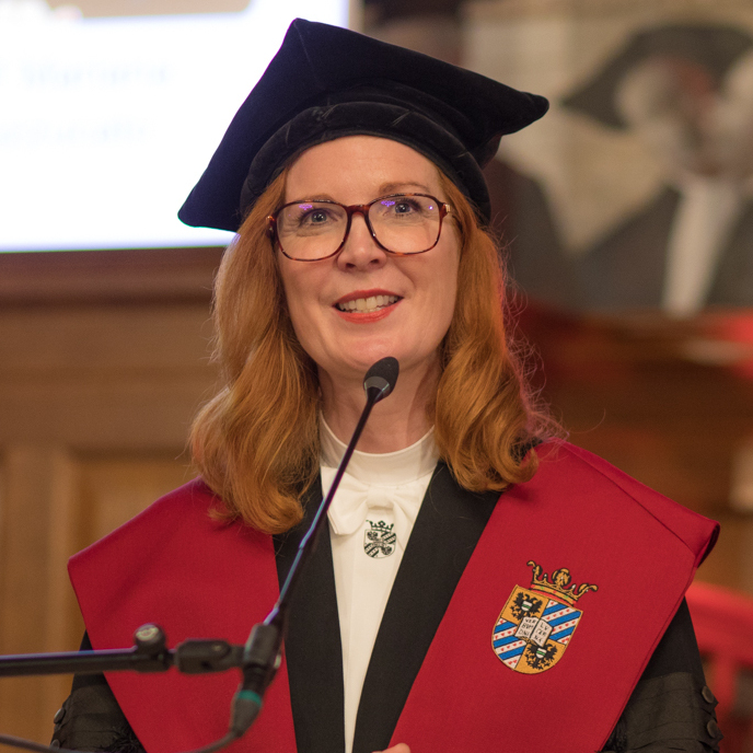 Kate Crawford tijdens de uitreiking van haar eredoctoraat (photo: Gerhard Taatgen)