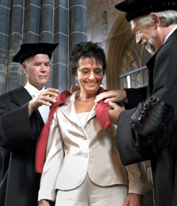 Mirjam Pressler receives the cappa (Photo: Elmer Spaargaren)