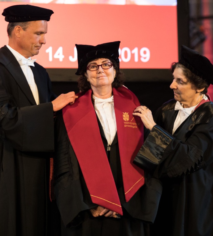 Mirjam Pressler receives the cappa (Photo: Elmer Spaargaren)