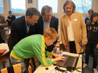 Krijgt hij het autootje nog aan de praat?