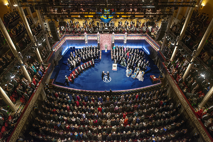 Uitreiking van de Nobelprijs door de Zweedse Koning Carl Gustaf. © Nobel Media AB 2016. Photo: Pi Frisk.