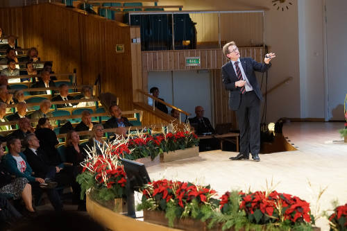 Ben Feringa giving his lecture in Stockholm. © RUG. Photo: Peter van der Sijde.