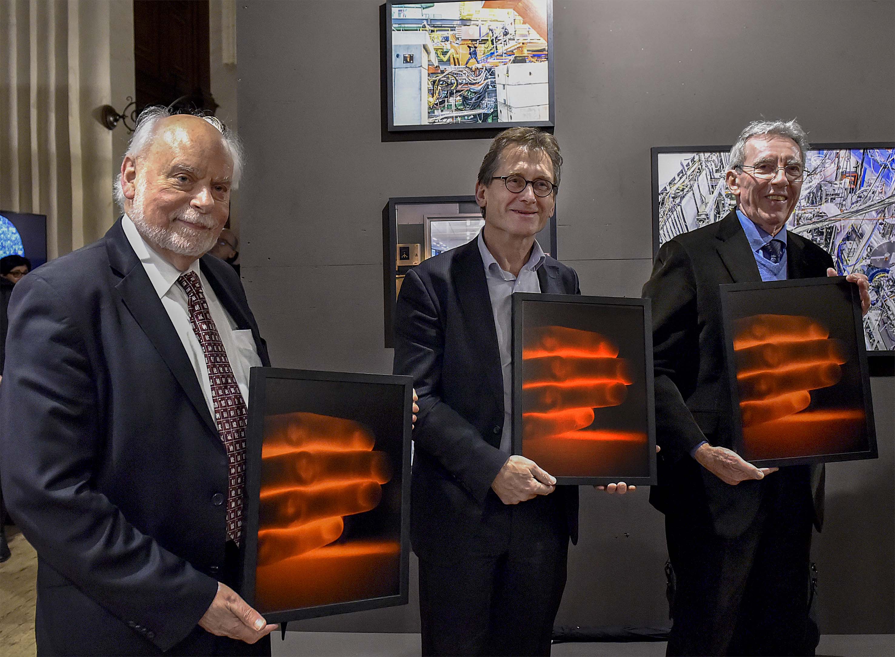 De drie Nobelprijswinnaar ontvingen een foto van Jos Jansen