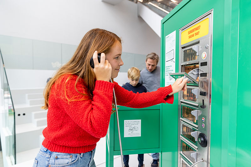 Interactieve en tot nadenken stemmende snackautomaat