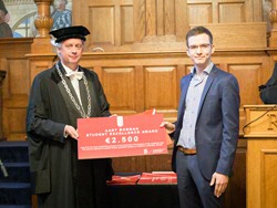 Thomas Hoeksema receives his award (source: Taatgen-Fotografie)