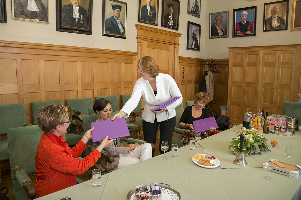 Marlies van Wijhe reikt boek Van Wijhe Verf uitMarlies van Wijhe hands out a present to thank Thedieck and the Ubbo Emmius Fund