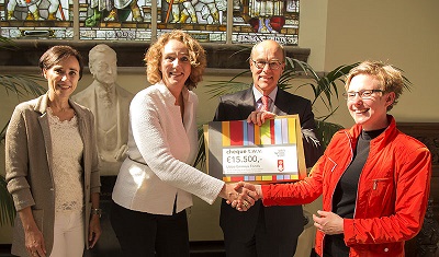 De overhandiging van de cheque t.w.v. € 15.500. Van links naar rechts: Marijke van Wijhe, Marlies van Wijhe, Gerbrand Visser (directeur Ubbo Emmius Fonds) en Kathrin Thedieck.