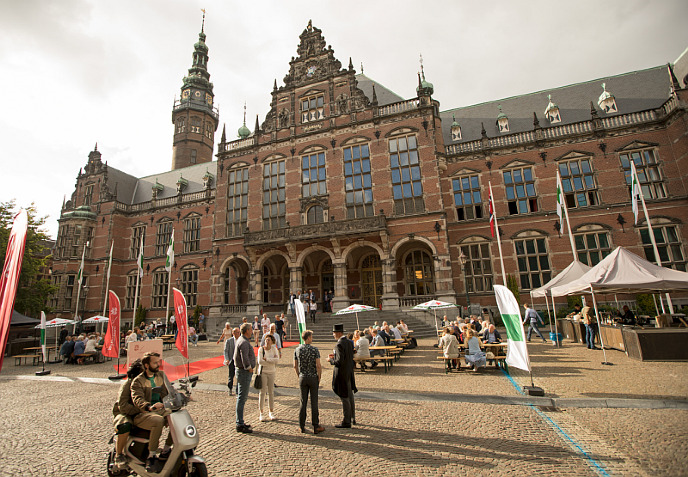 Het academiegebouw in volle glorie