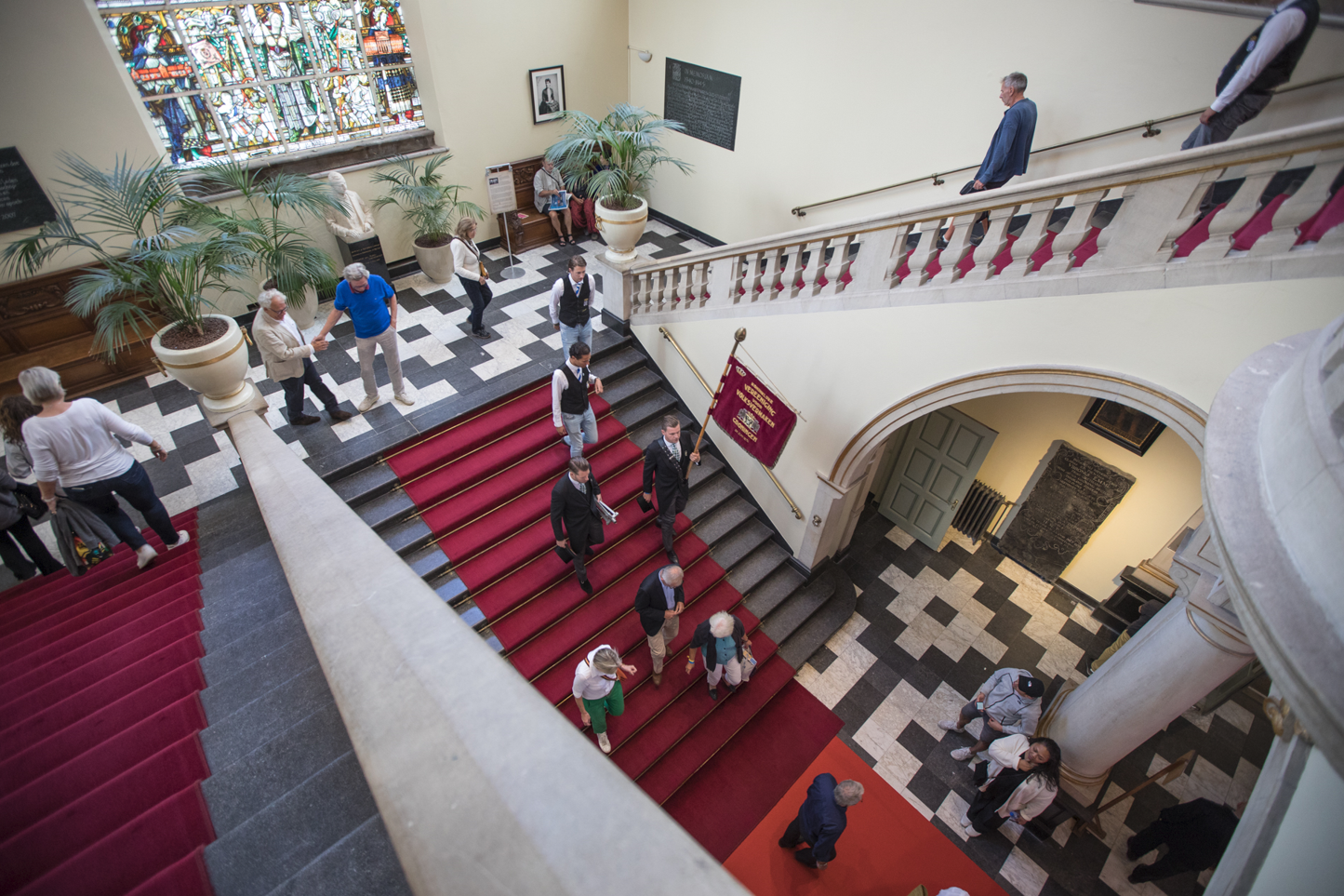 Een blik op het trappenhuis van het academiegebouw