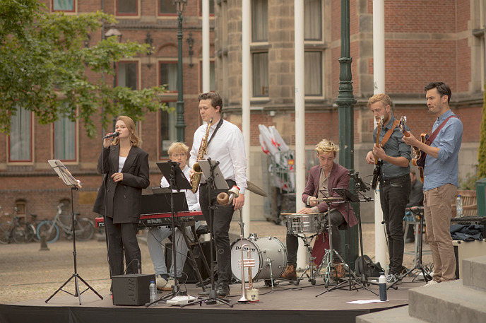 De band die muziek ten gehore bracht tijdens de "Groote maaltijd"