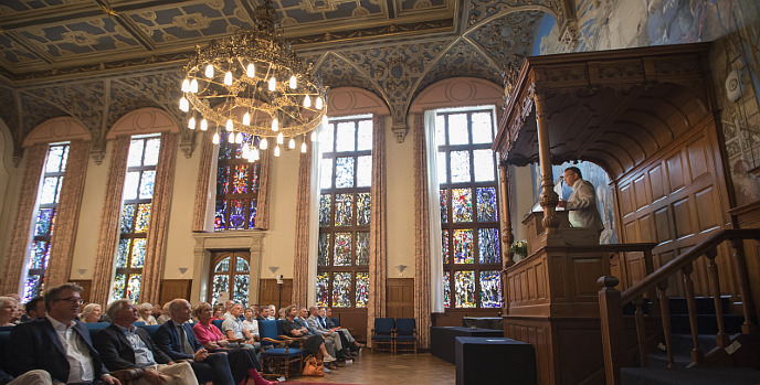 Collegevoorzitter prof. dr. Jouke de Vries opent het symposium