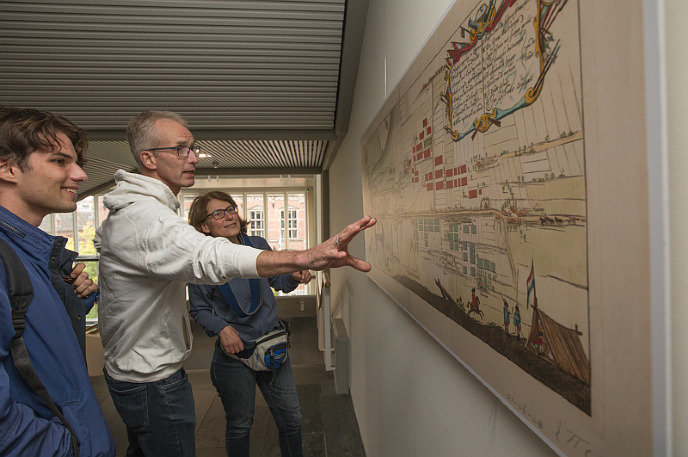 Bezoekers bij de tentoonstelling in de universiteitsbibliotheek