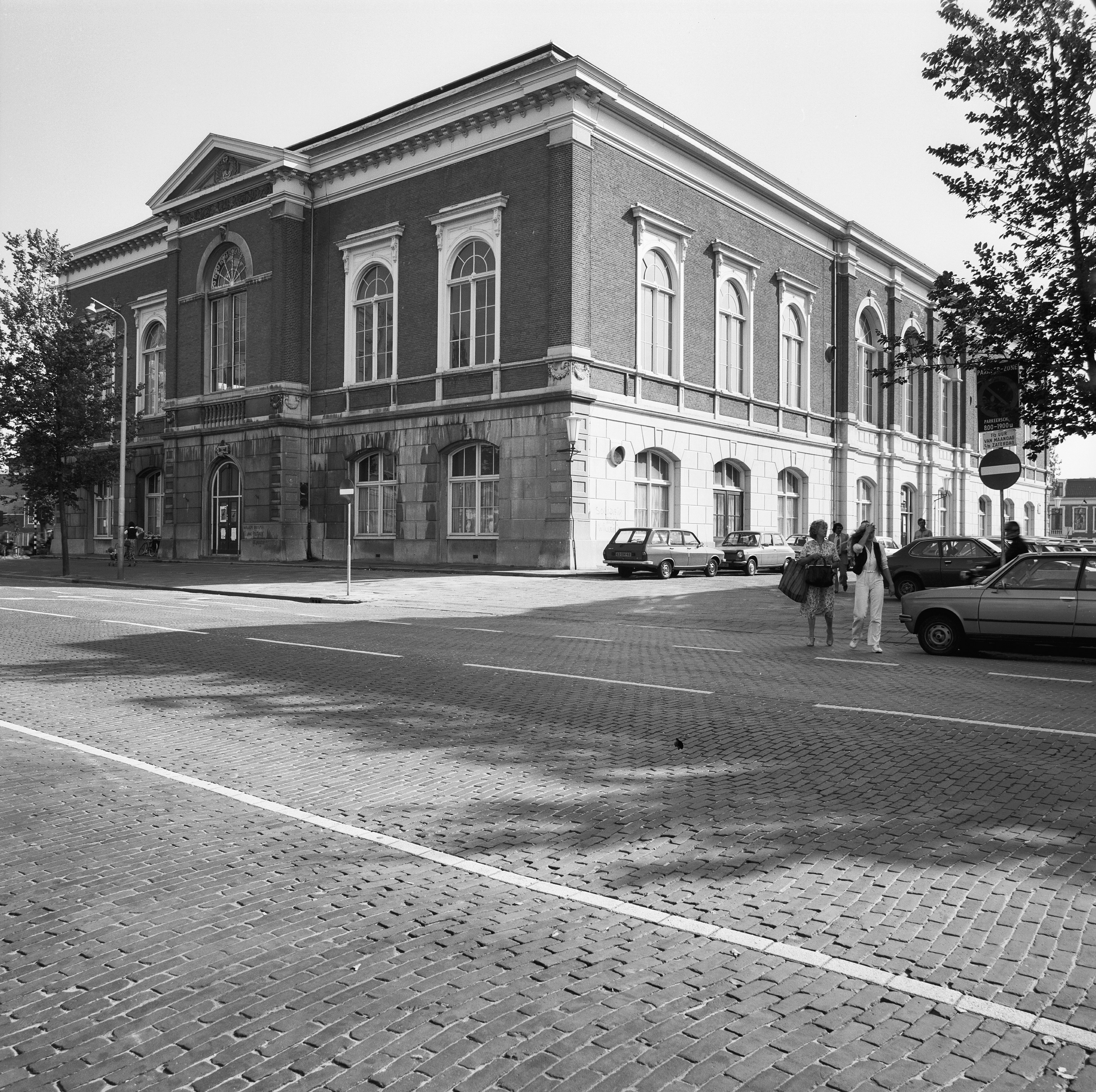 Voormalige Beurs, ingang tijdelijke collegezaal 1976-1979, Foto: Rijksdienst voor het Cultureel Erfgoed, A.J. (Ton) van der Wal, 1979, 207.564