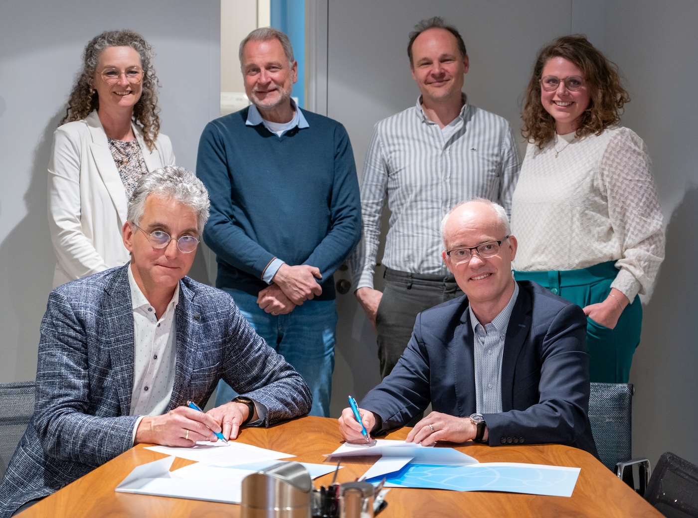 Decanen Peter Verhoef (FEB) en Johan Woltjer (FRW) ondertekenen de samenwerking in bijzijn van financieel bestuurders Nienke Bastiaans (FRW) en John de Groot (FEB) en van UGBS directeur Nikolaj Bijleveld en UGBS programmamanager Selma Bakker.