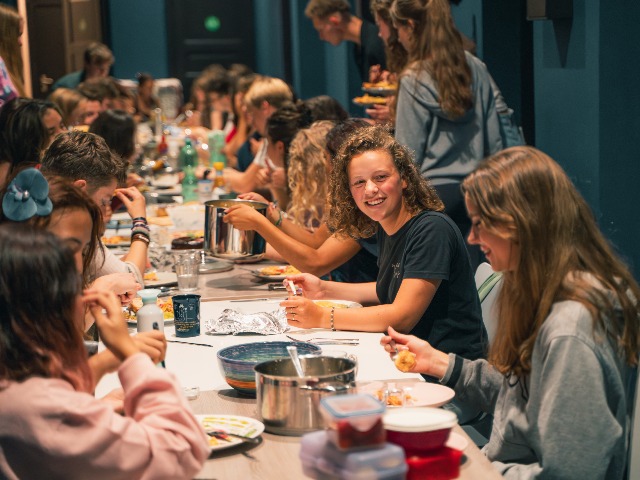 First year bachelor students during the introweek, having a potluck dinner all together with their intro-parents