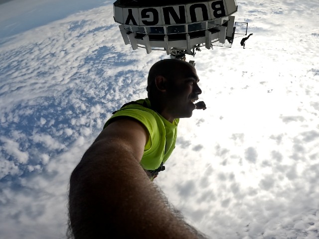 Ryan Netto, alumnus of the Pre-MSc and MSc in Sustainable Entrepreneurship at Campus Fryslân, while bungee jumping in Scheveningen
