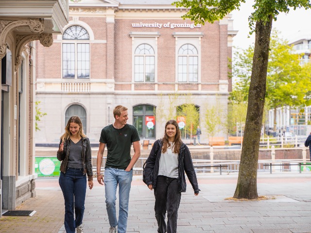 Global Responsibility & Leadership students in front of De Beurs, Campus Frysl&acirc;n