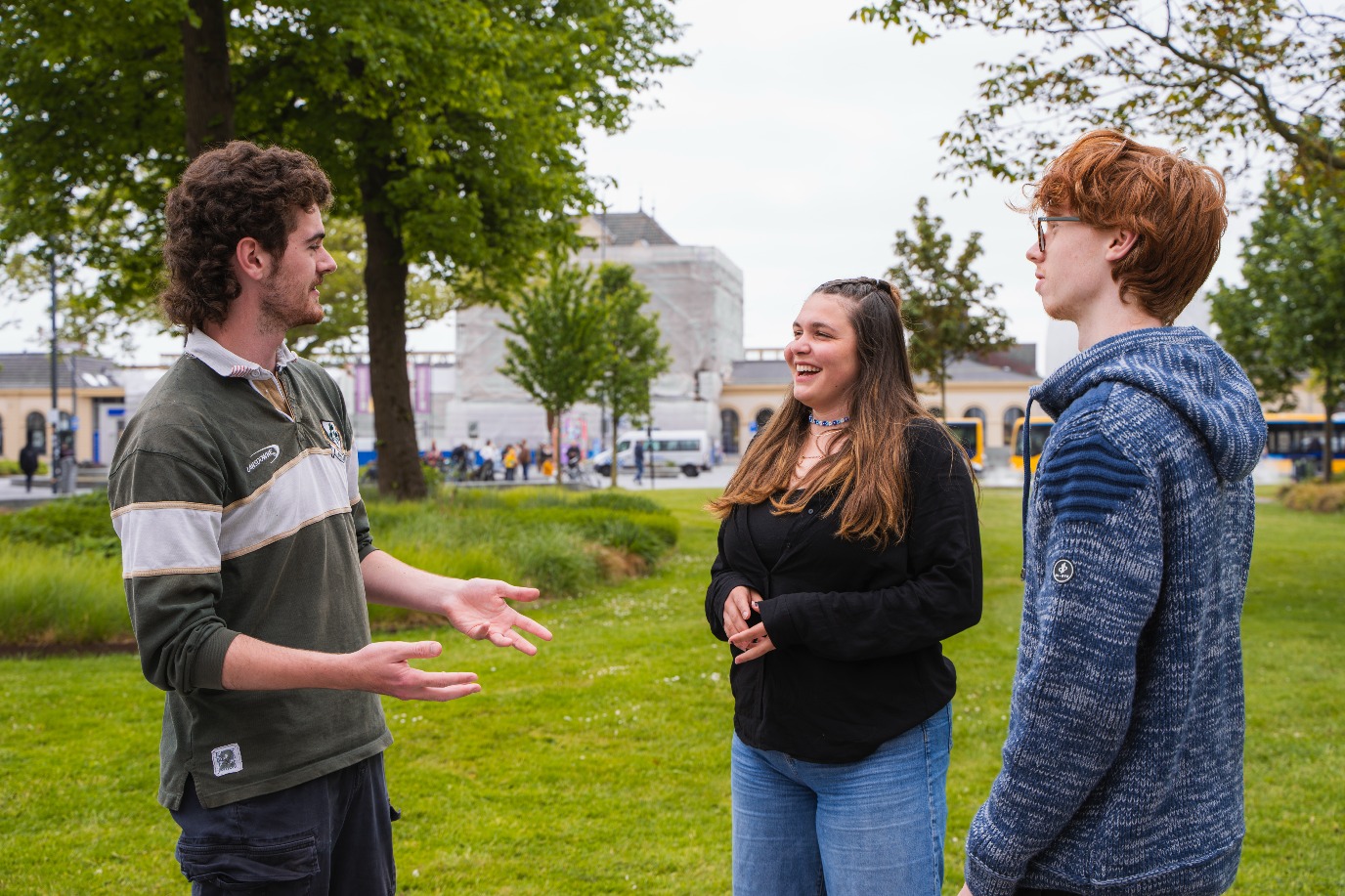 Studenten voor het trein station