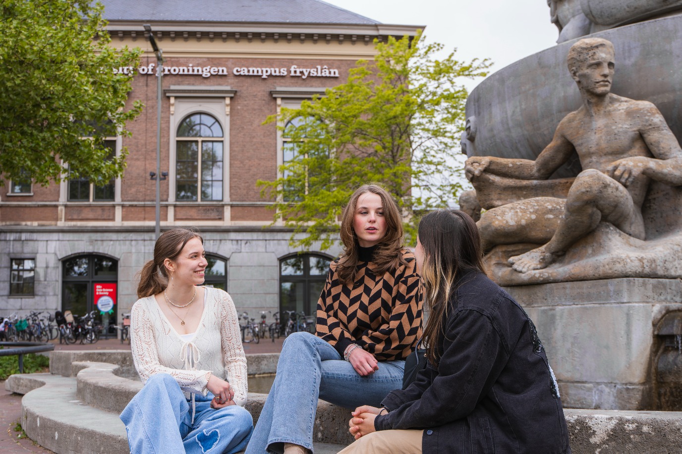 Studenten bij de bus