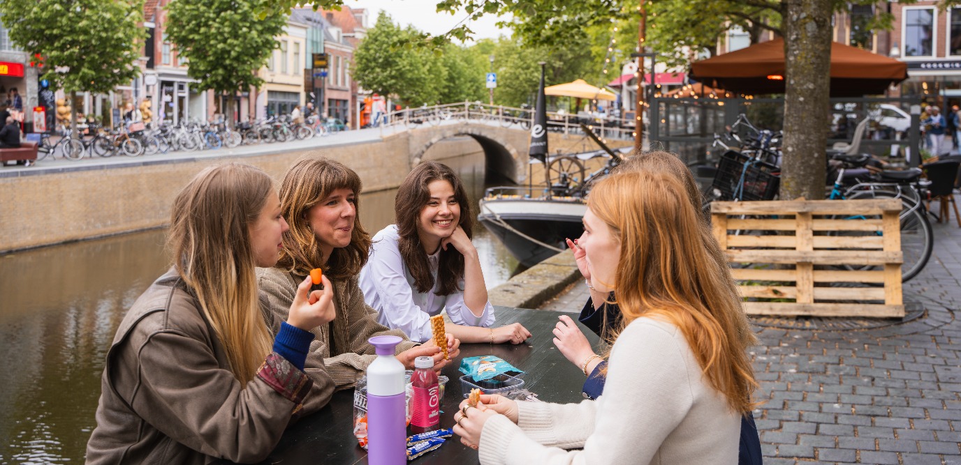 Studenten die lachen in een leslokaal
