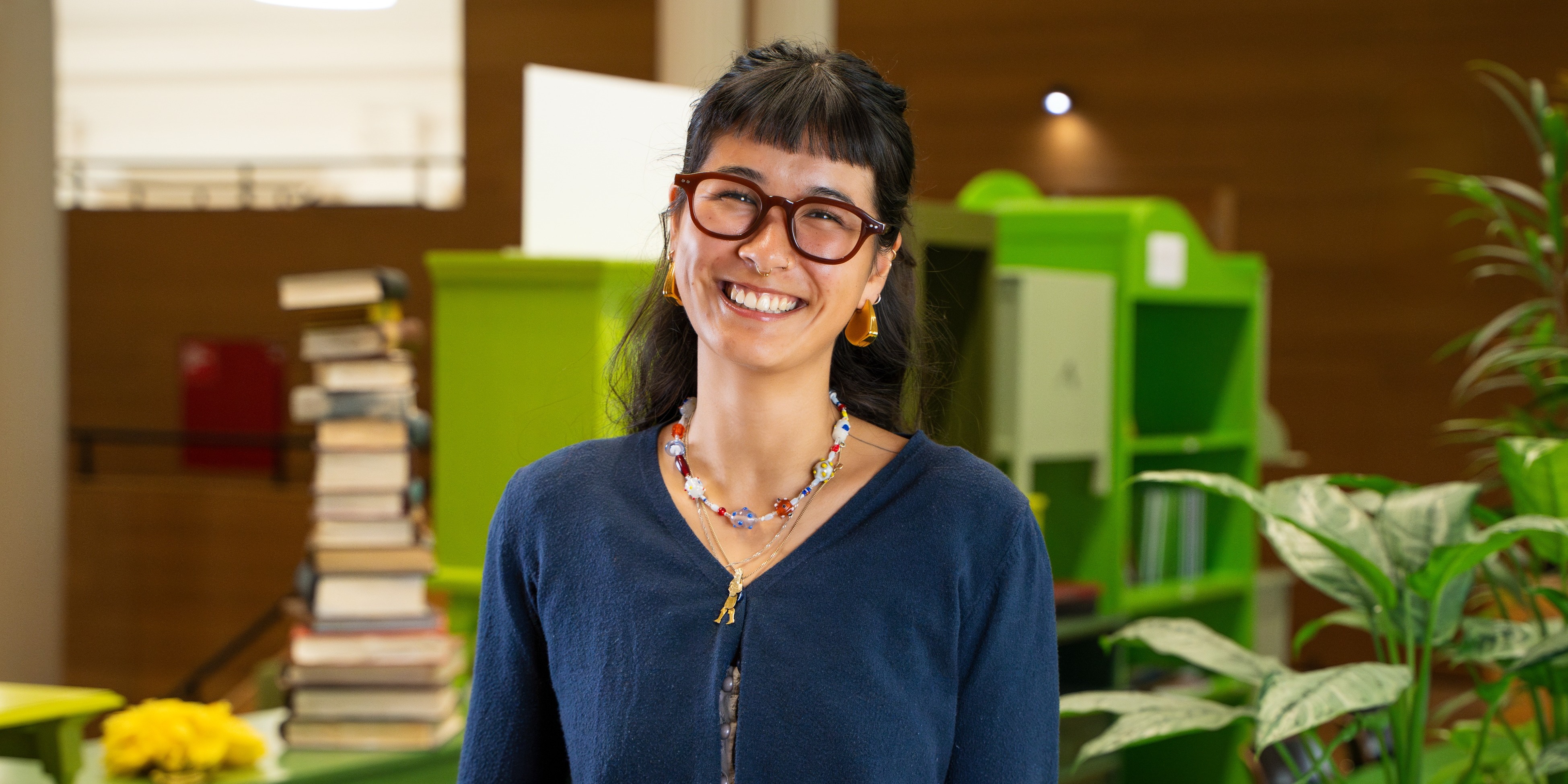Studenten die lachen in een leslokaal
