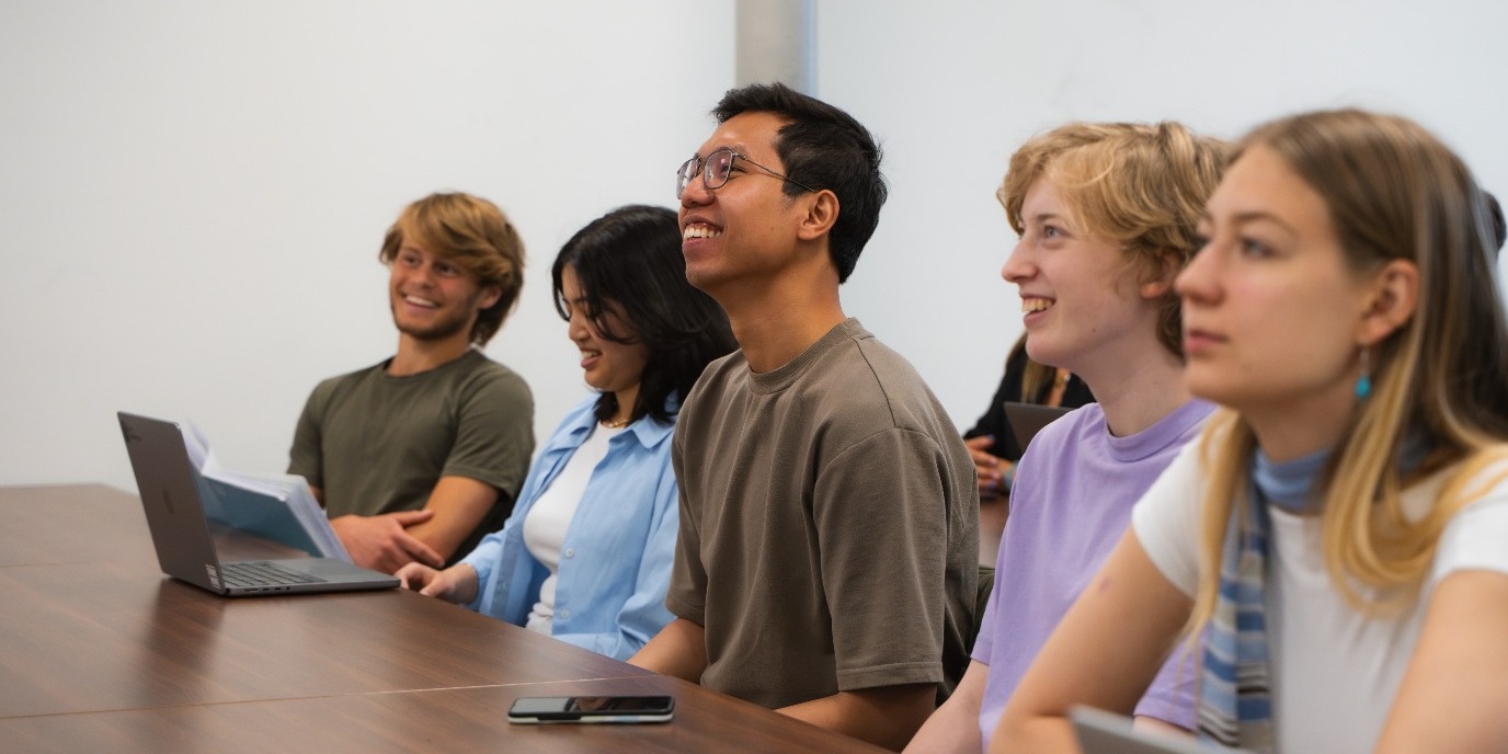 Studenten die lachen in een leslokaal
