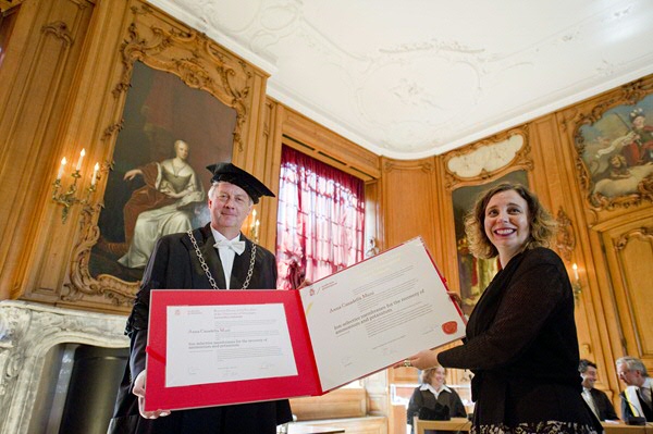 dr. Anna Casadellà loopt voor het cortège