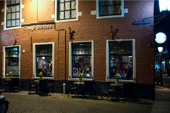 Ben Feringa vertelt in het Café van de Kleine Wetenschap in het Oranjebierhuis in Leeuwarden over zijn passie: Nanotechnologie (foto: Jaap Spieker)