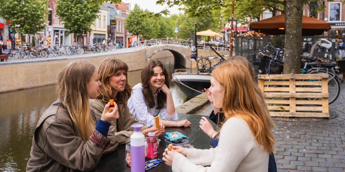 Studenten die lachen in een leslokaal