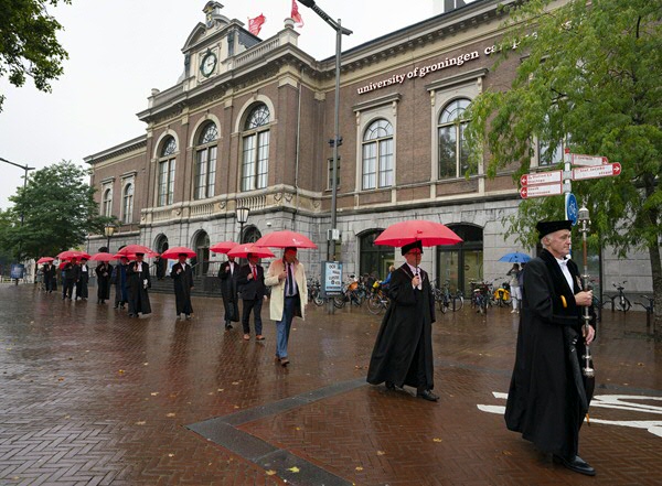 Het cortege vertrekt vanaf de Beurs naar de Grote of JacobijnerkerkThe Academic Procession