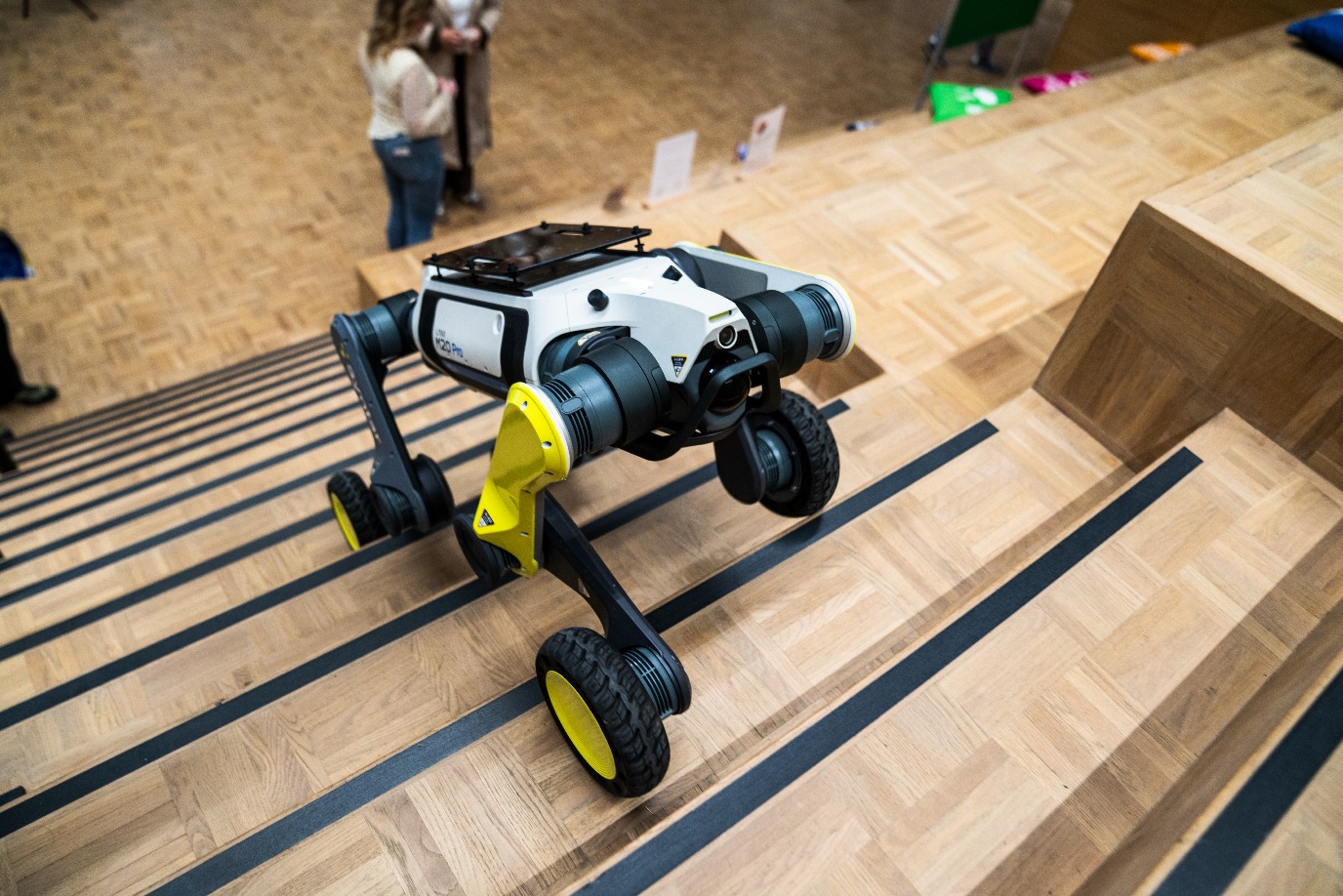 Een robothond beklimt de trappen van Campus Fryslân