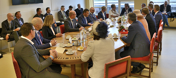 Decaan Campus Fryslân -Jouke de Vries- leidt het rondetafelgesprek met Koning Willem Alexander en Koningin Maxima