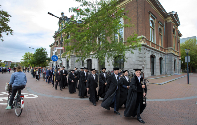 Het cortège: de optocht van hooglerarenThe academic procession, starting from the Beurs