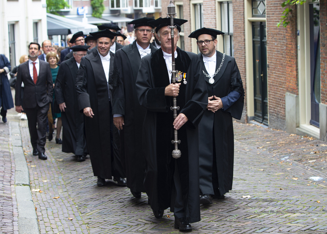 Het cortège, met voorop pedel Bert KamstraThe academic procession led by beadle Bert Kamstra