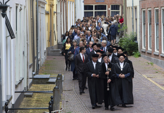 Het cortège begeeft zich door de straten van LeeuwardenThe academic procession