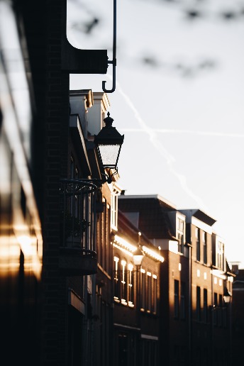 Sfeerimpressie van een straat in Leeuwarden in de schemering