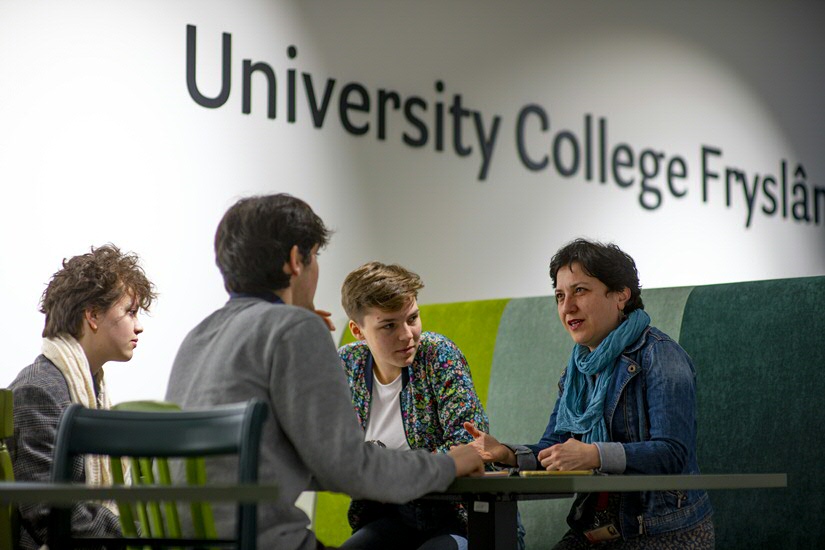 Dr. Sepideh Yousefzadeh met haar studenten