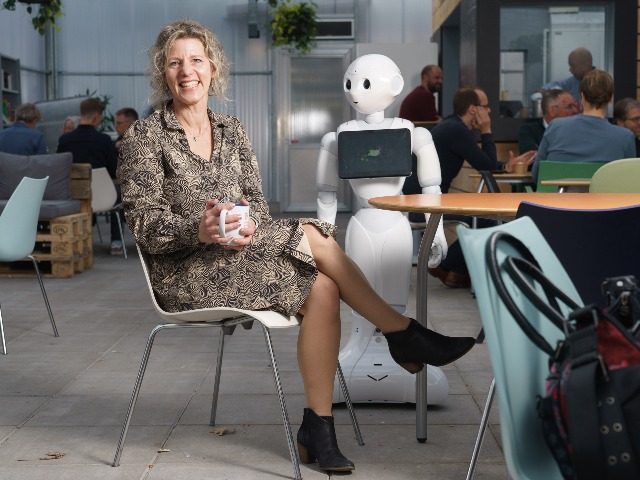 Professor of Services Marketing Jenny van Doorn with service robot Pepper, photo: Reyer Boxem 