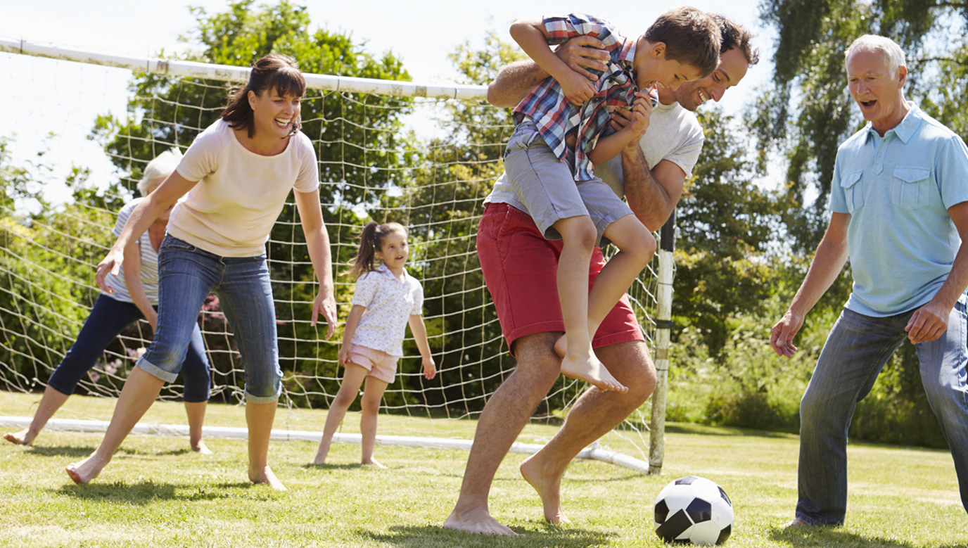 Семья играет в футбол. Семья на футболе. Родители футбол. Футбол с родителями. Семья играет.