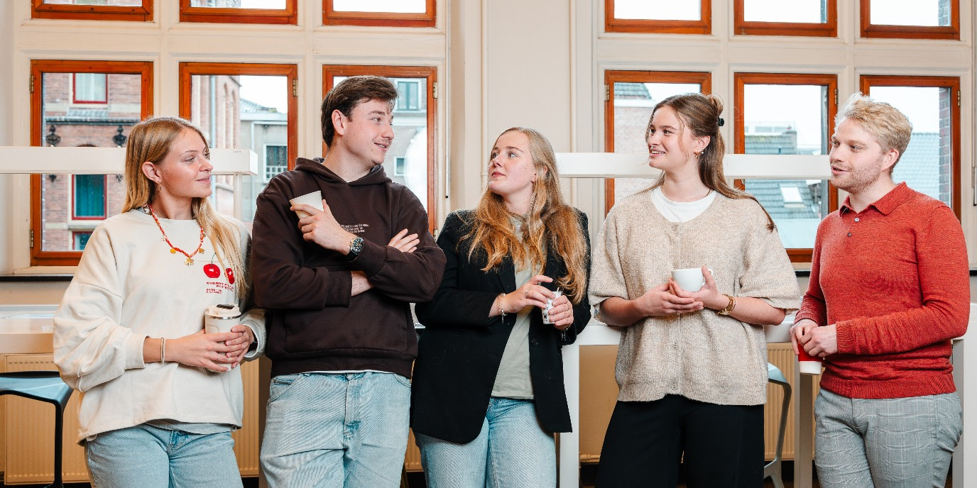 Afbeelding van vijf studenten