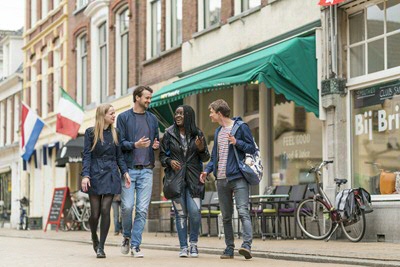 studenten aan het winkelen