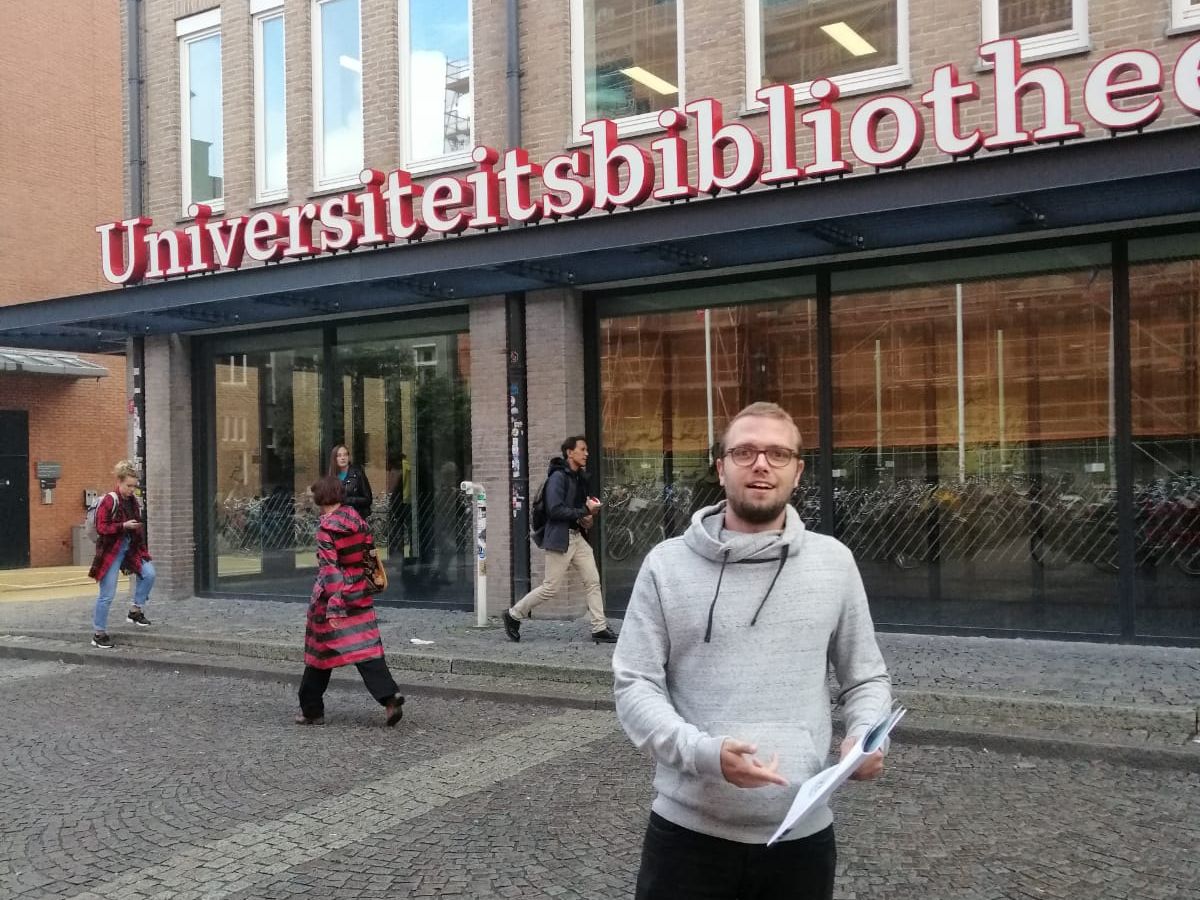 "Sorry, do you know where the library is?"