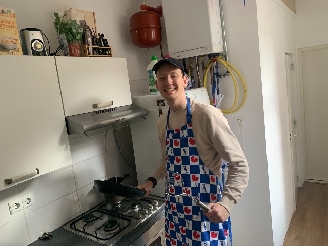 Sander with his Frisian flag apron cooking in his kitchen.