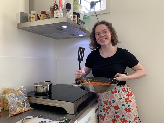 Hylke making spicy tuna pasta in her kitchen.