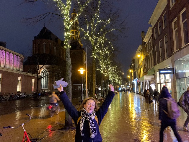Hylke being excited by the fairy lights at the Vismarkt.