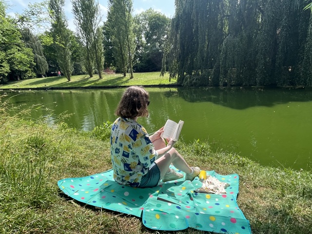 Hylke reading at the Noorderplantsoen.
