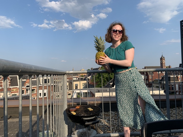 Hylke with a pineapple at a vega(n) barbeque.