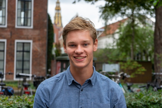 Jelle is 23 jaar, student van de master Strategic Innovation Management aan de RUG en woont al bijna vijf jaar op kamers. Hij woont in een studentenhuis en heeft meerdere huisgenoten.